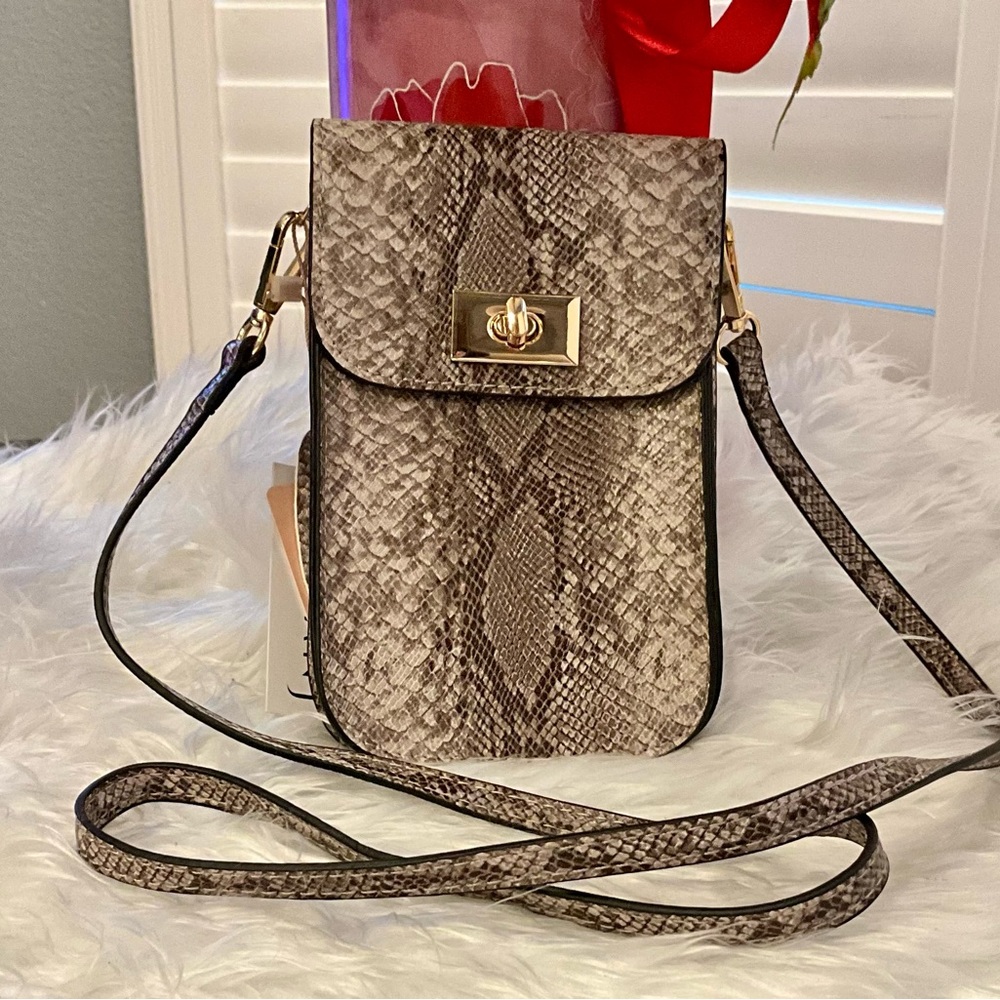 NWT MSRP $49 Snakeskin phone Case. Functional and Stylish!
